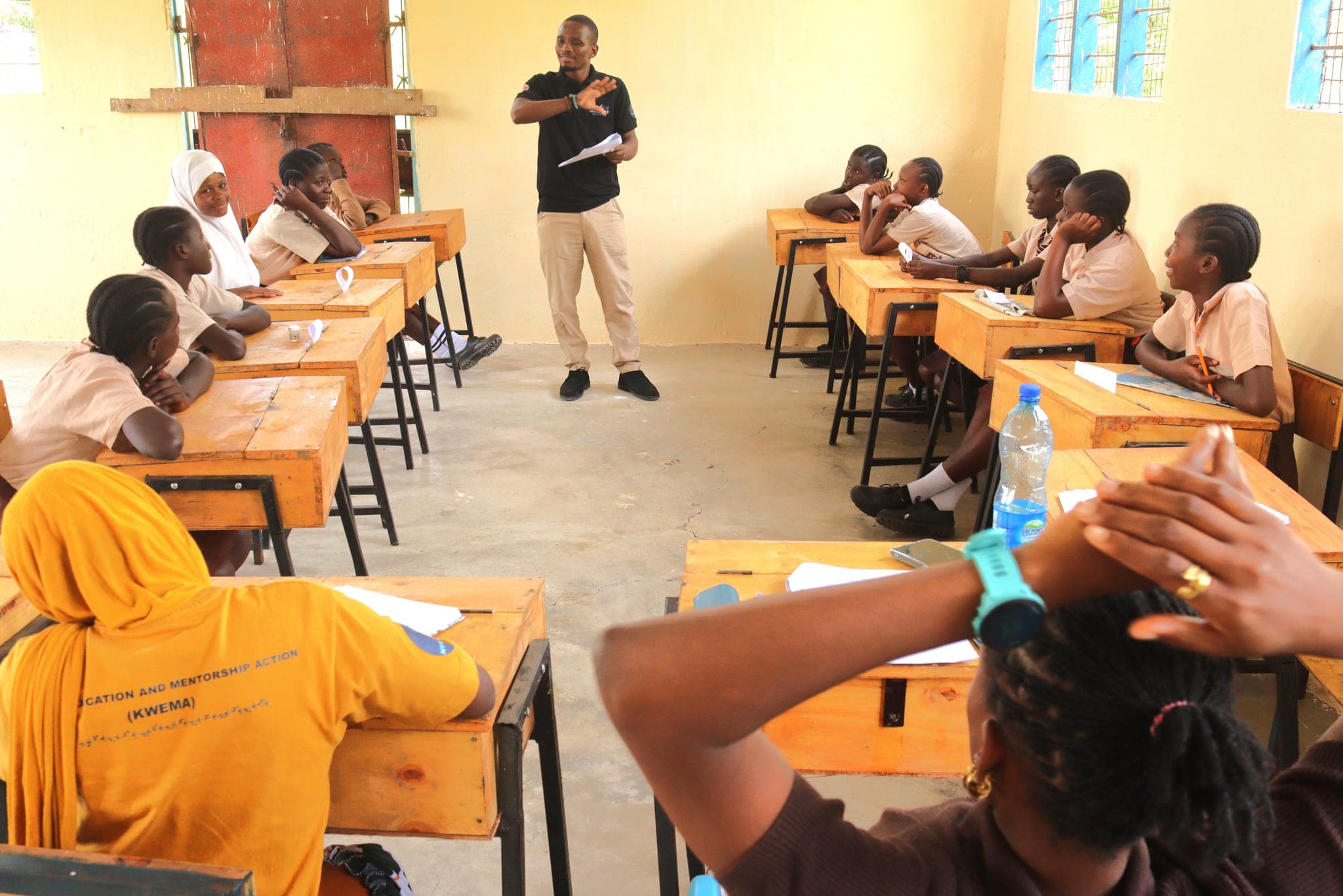 A probation officer leading a focus group discussion with Grade 8 and 9 learners at Ngathini