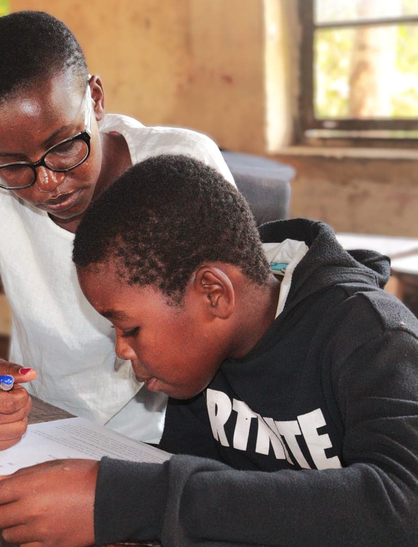 Priscah Mongera running a midline assessment with a Grade 4 learner at Kiwegu